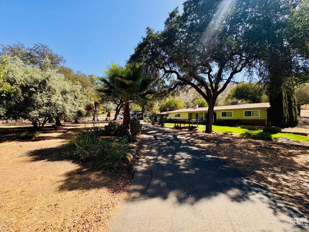 Photo of 16221 Mustang Drive, Springville, CA 93265 (MLS # 202609988)