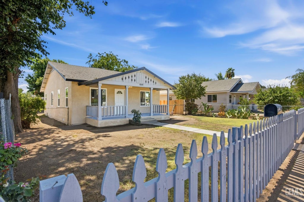 Photo of 1015 Oregon Street, Bakersfield, CA 93305 (MLS # 202609543)