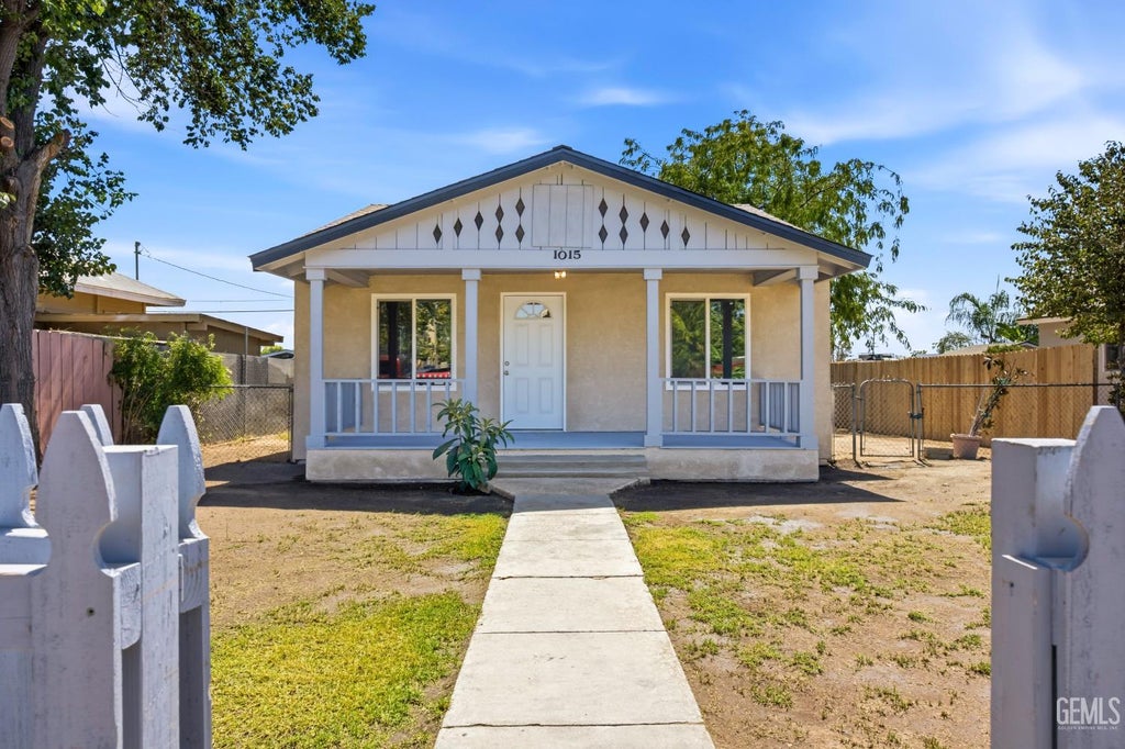Photo of 1015 Oregon Street, Bakersfield, CA 93305 (MLS # 202609543)