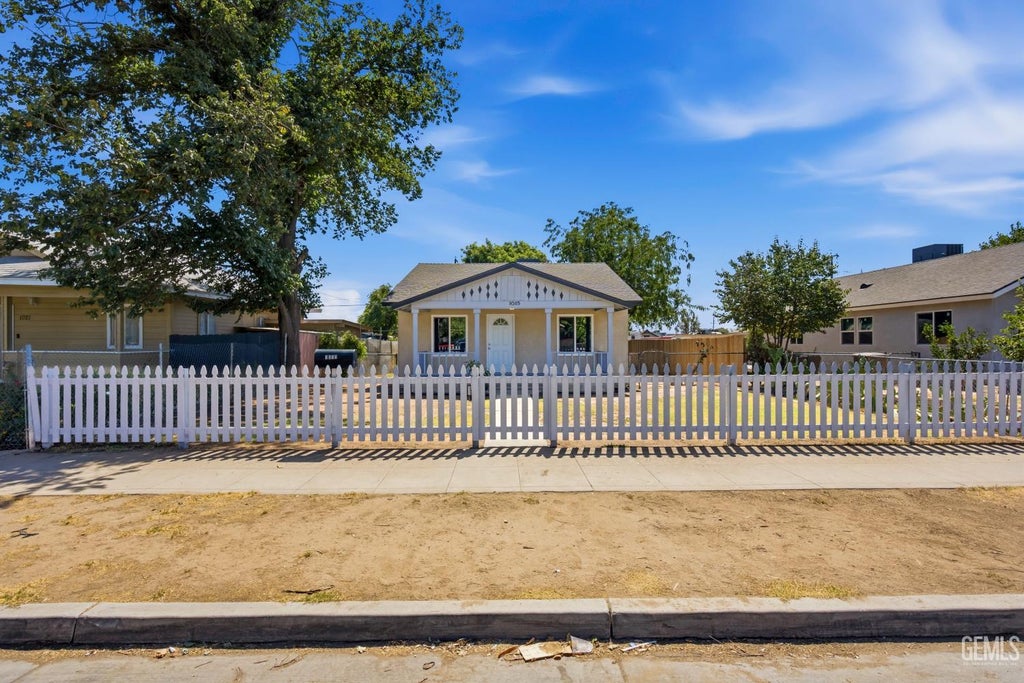 Photo of 1015 Oregon Street, Bakersfield, CA 93305 (MLS # 202609543)