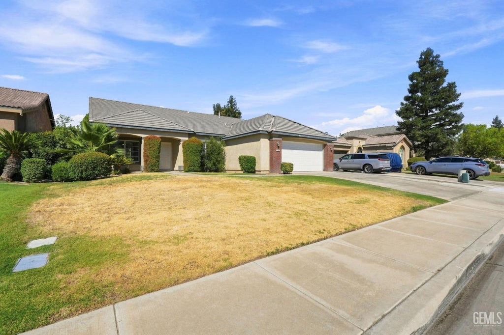 Photo of 5326 Vista Del Mar AVE, Bakersfield, CA 93311 (MLS # 202608235)