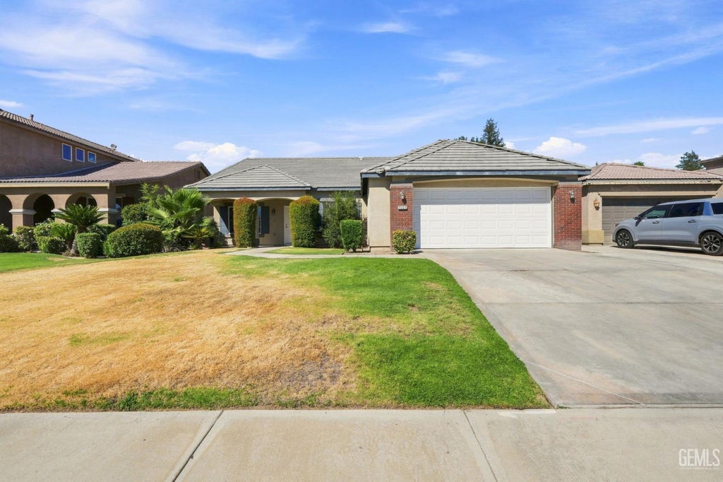 Photo of 5326 Vista Del Mar AVE, Bakersfield, CA 93311 (MLS # 202608235)