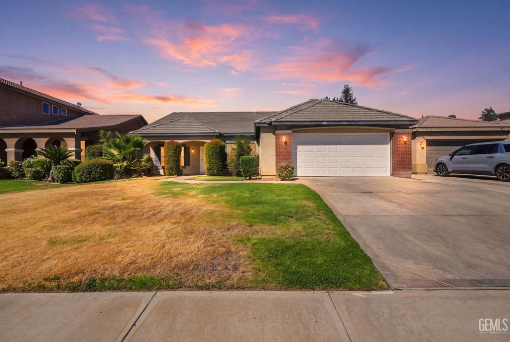 Photo of 5326 Vista Del Mar AVE, Bakersfield, CA 93311 (MLS # 202608235)