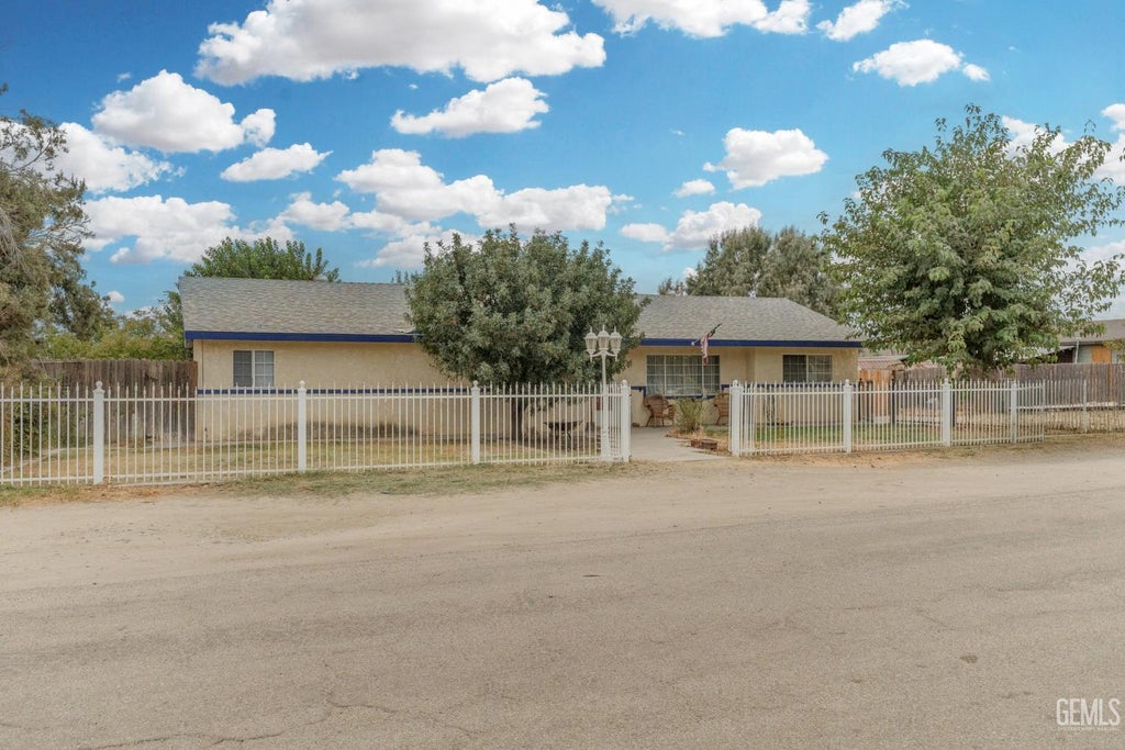 Photo of 27509 Pine Street, Taft, CA 93268 (MLS # 202609774)