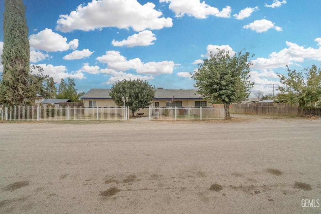 Photo of 27509 Pine Street, Taft, CA 93268 (MLS # 202609774)
