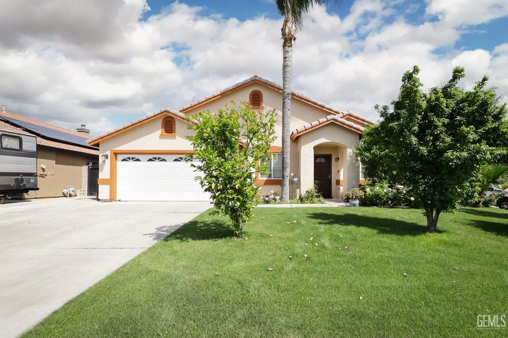 Photo of 5918 Foss Ridge Court, Bakersfield, CA 93313 (MLS # 202603777)