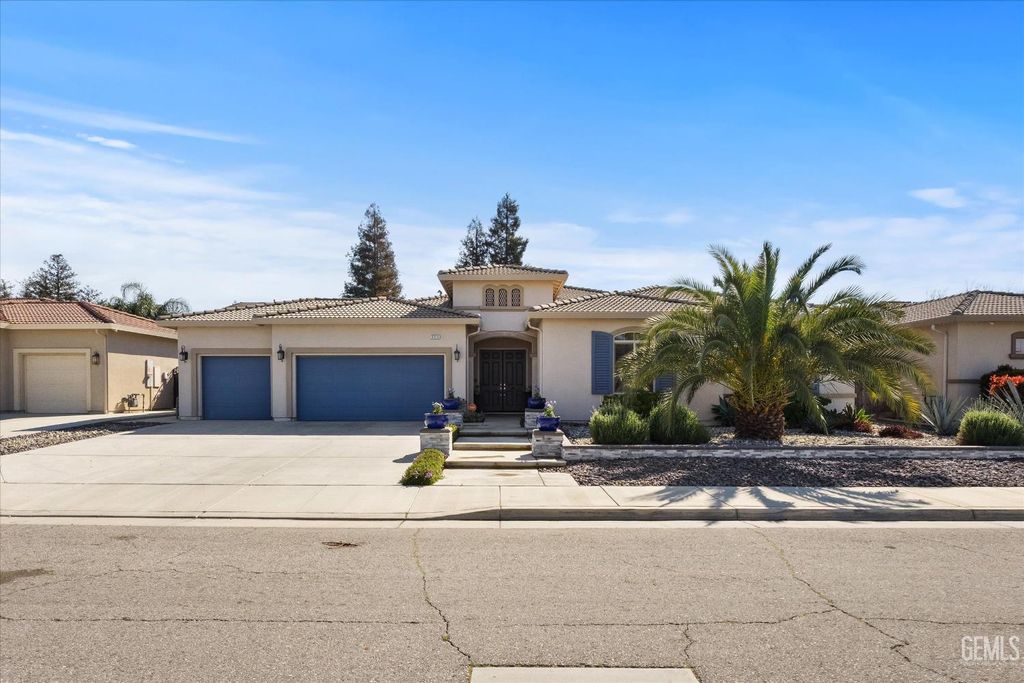 Photo of 9015 Claro De Luna Drive, Bakersfield, CA 93314 (MLS # 202602313)