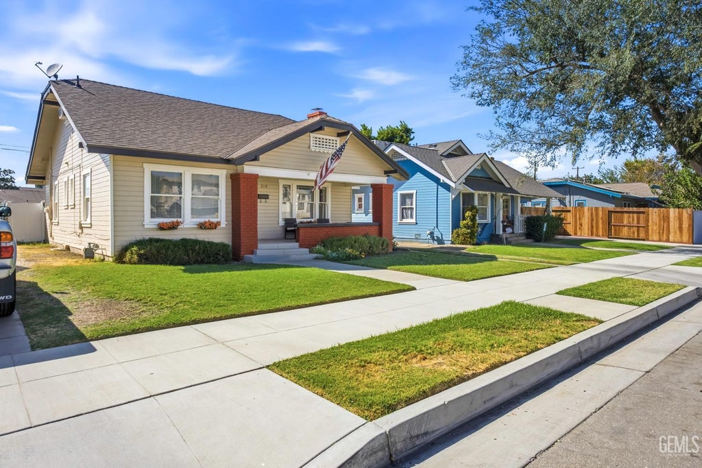 Photo of 319 G Street, Bakersfield, CA 93304 (MLS # 202609795)