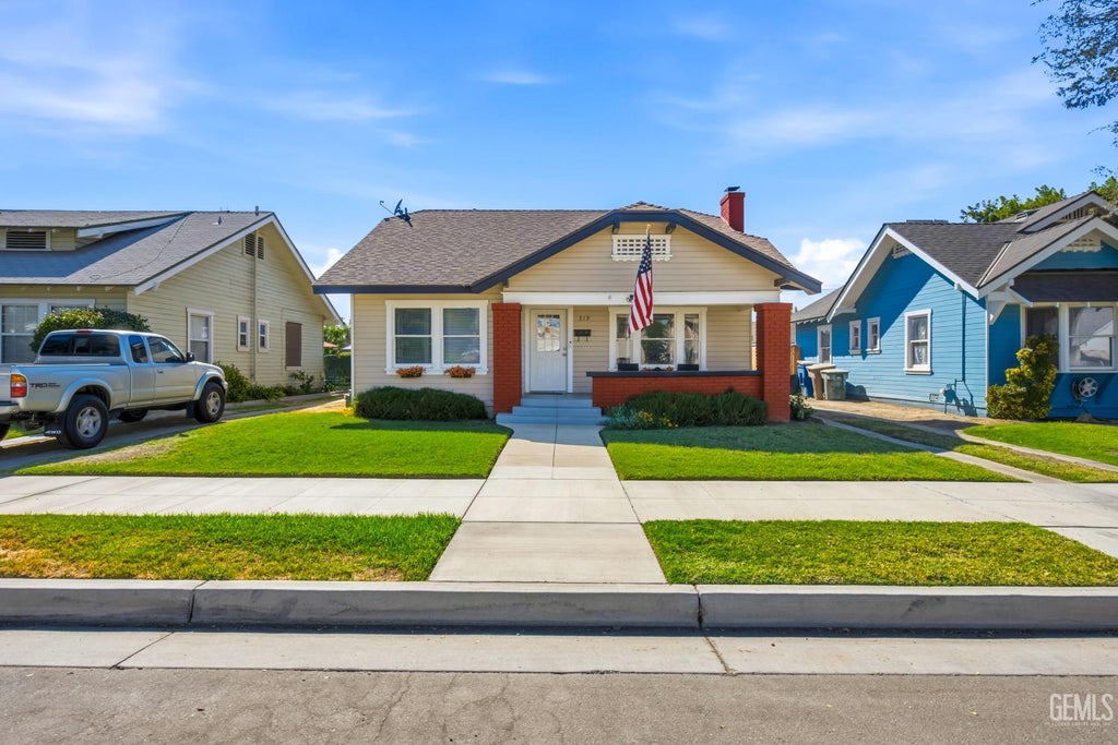 Photo of 319 G Street, Bakersfield, CA 93304 (MLS # 202609795)