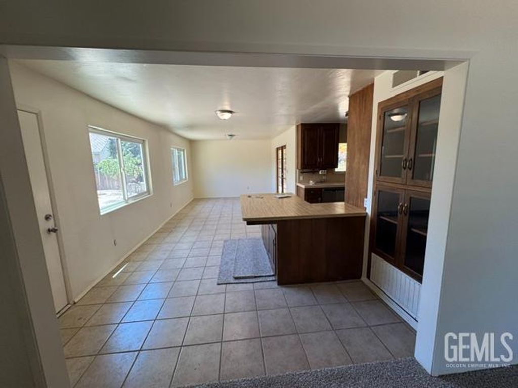 Photo of 4705 Winners Circle CIR, Bakersfield, CA 93309 (MLS # 202607963)