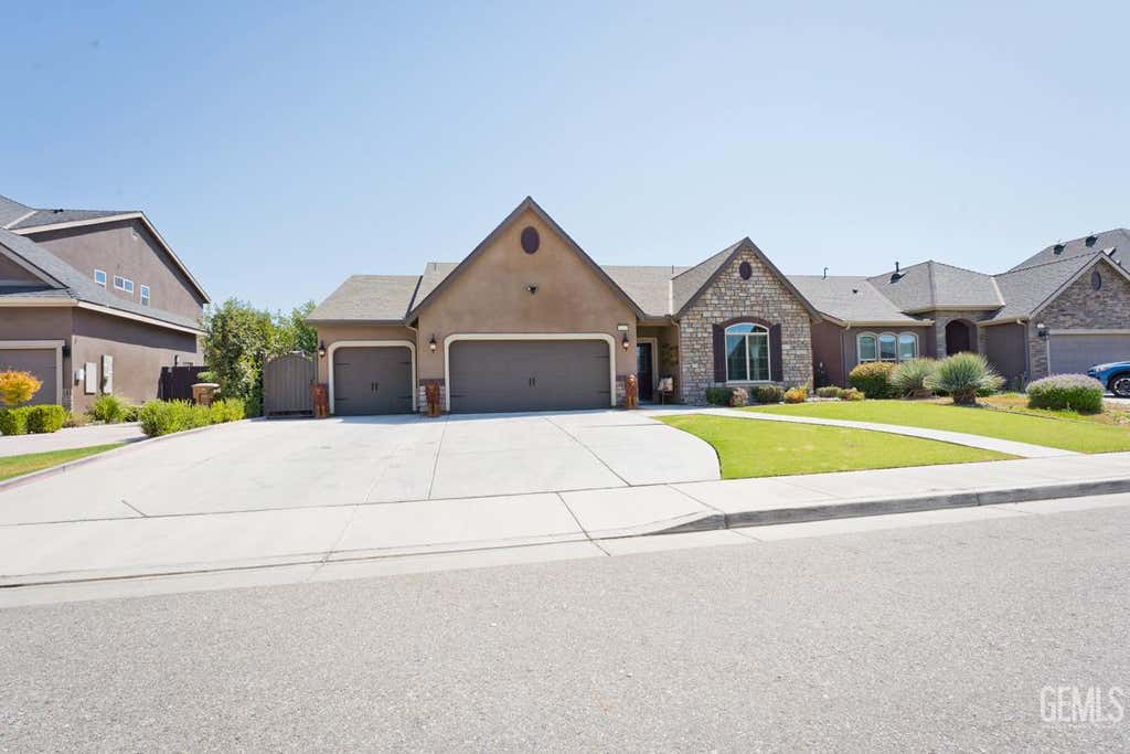 Photo of 6215 Provincentown Ave AVE, Bakersfield, CA 93313 (MLS # 202608510)