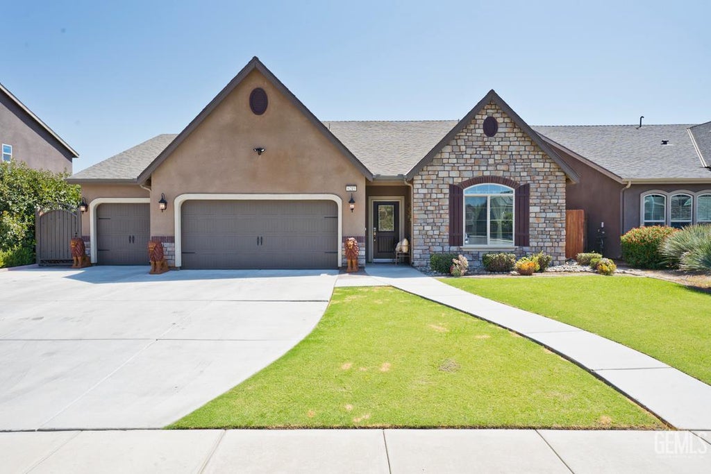 Photo of 6215 Provincentown Ave AVE, Bakersfield, CA 93313 (MLS # 202608510)