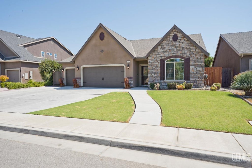 Photo of 6215 Provincentown Ave AVE, Bakersfield, CA 93313 (MLS # 202608510)
