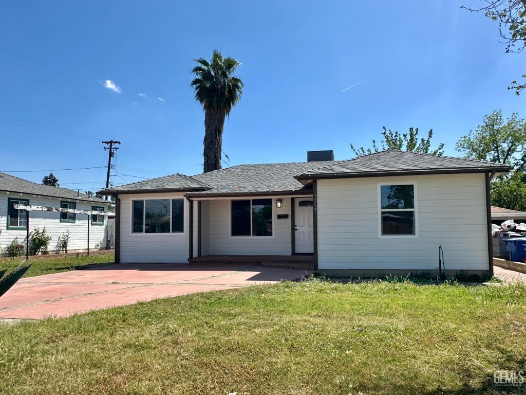 Photo of 1217 Crawford Street, Bakersfield, CA 93305 (MLS # 202603547)