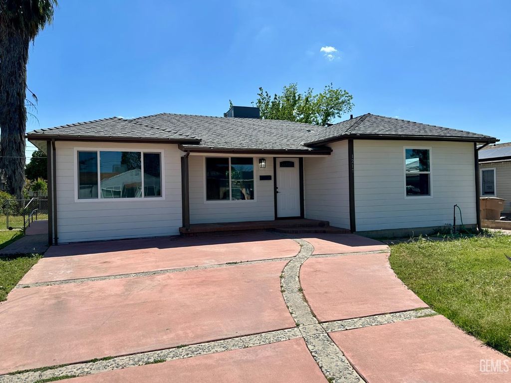 Photo of 1217 Crawford Street, Bakersfield, CA 93305 (MLS # 202603547)