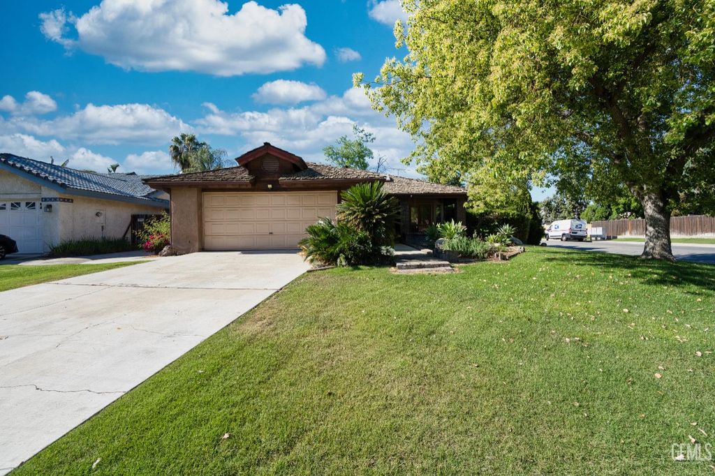 Photo of 9000 Crowningshield Drive, Bakersfield, CA 93311 (MLS # 202603861)