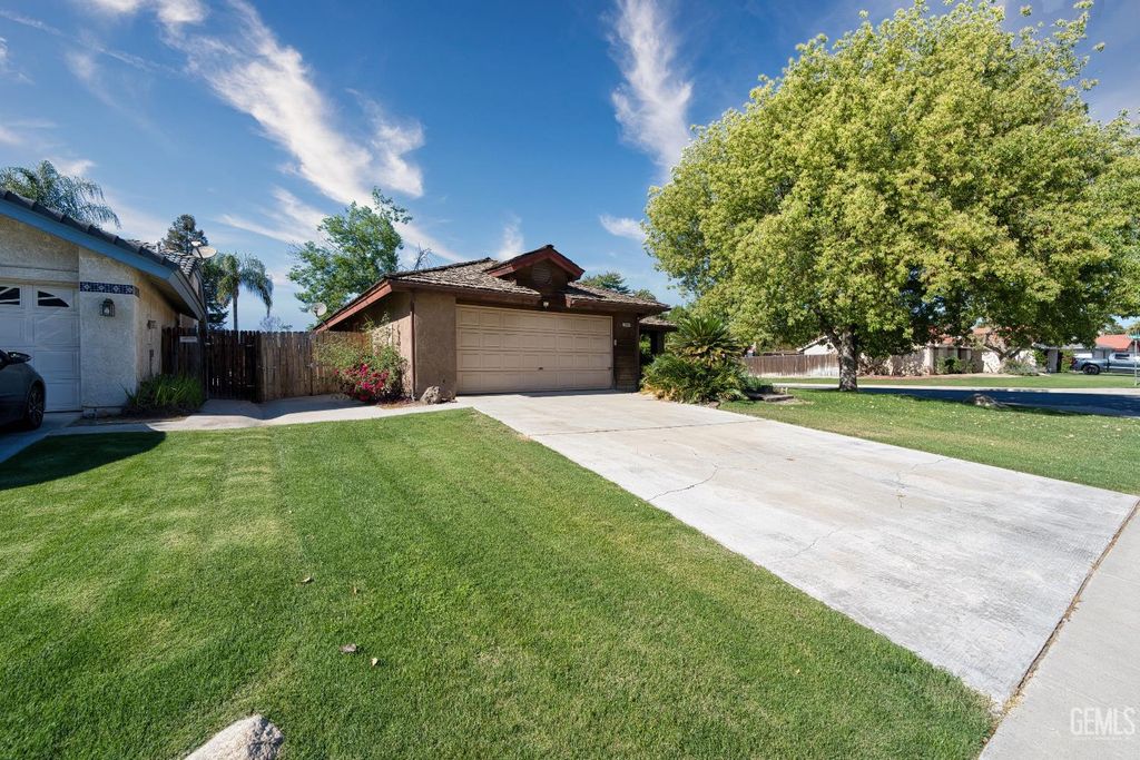 Photo of 9000 Crowningshield Drive, Bakersfield, CA 93311 (MLS # 202603861)