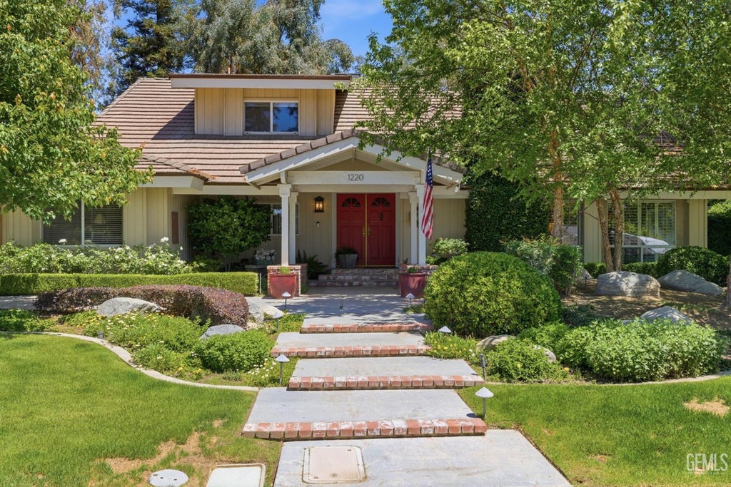 Photo of 1220 Club View Drive, Bakersfield, CA 93309 (MLS # 202604234)