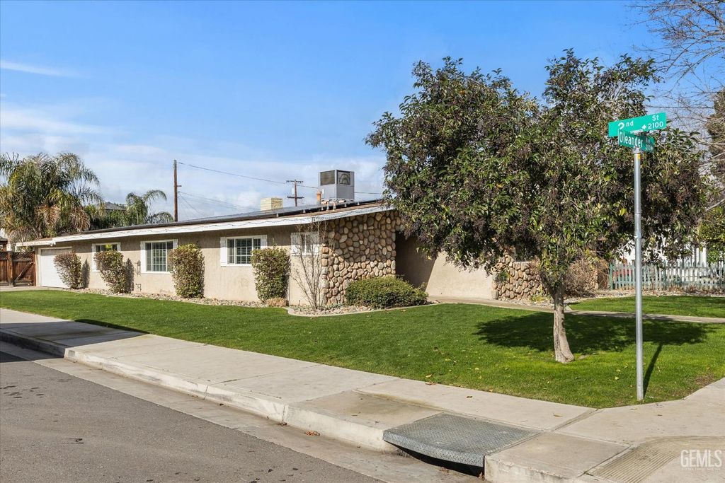 Photo of 201 Oleander Avenue, Bakersfield, CA 93304 (MLS # 202600361)