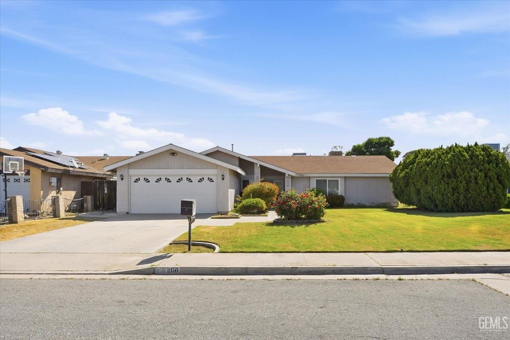 Photo of 6200 Summerfield Drive, Bakersfield, CA 93313 (MLS # 202603714)