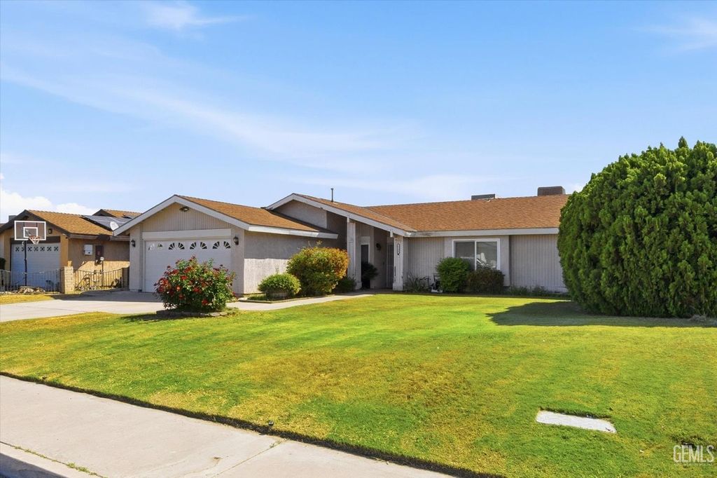 Photo of 6200 Summerfield Drive, Bakersfield, CA 93313 (MLS # 202603714)