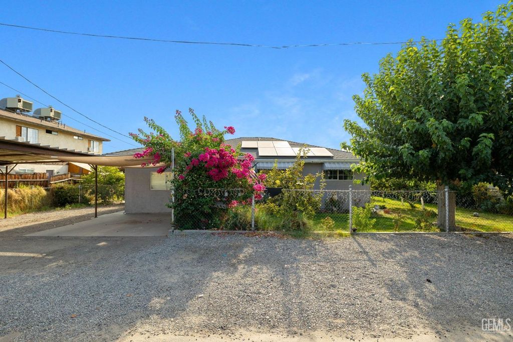 Photo of 304 Adams Street, Taft, CA 93268 (MLS # 202510348)