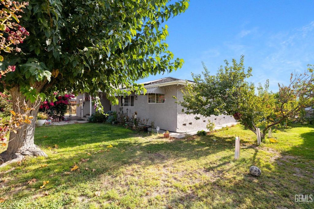 Photo of 304 Adams Street, Taft, CA 93268 (MLS # 202510348)