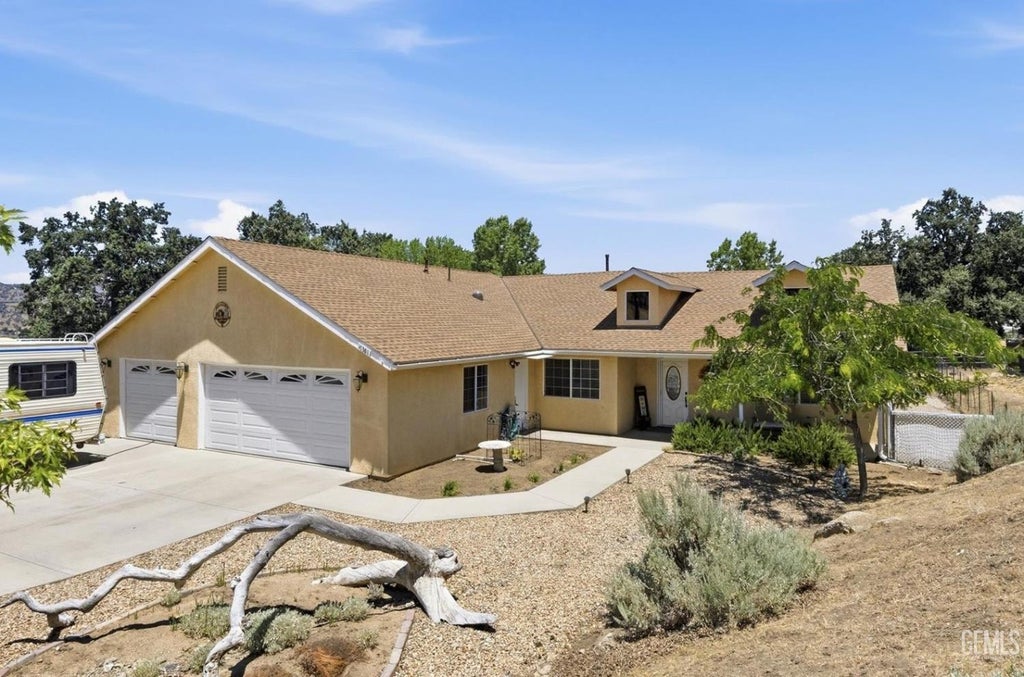 Photo of 17381 Bold Venture Drive, Tehachapi, CA 93561 (MLS # 202608704)