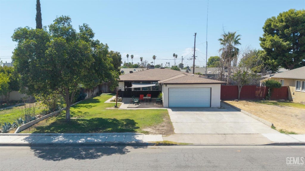 Photo of 1921 Doolittle Avenue, Bakersfield, CA 93304 (MLS # 202609851)