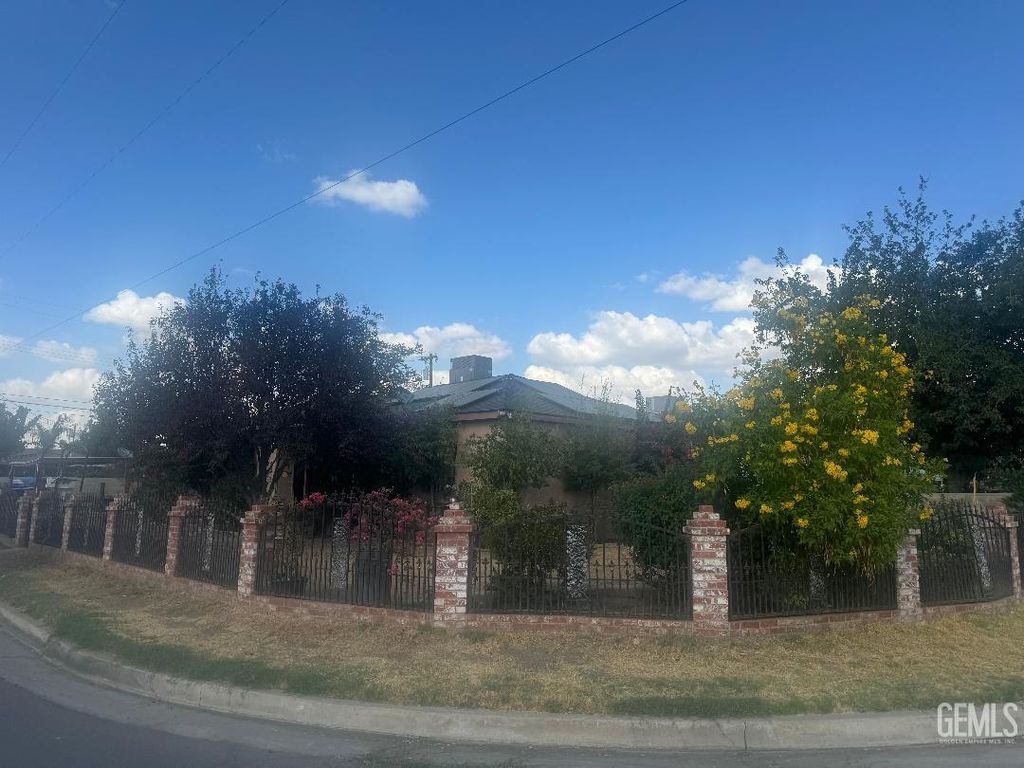 Photo of 1212 S F Street, Bakersfield, CA 93304 (MLS # 202510589)
