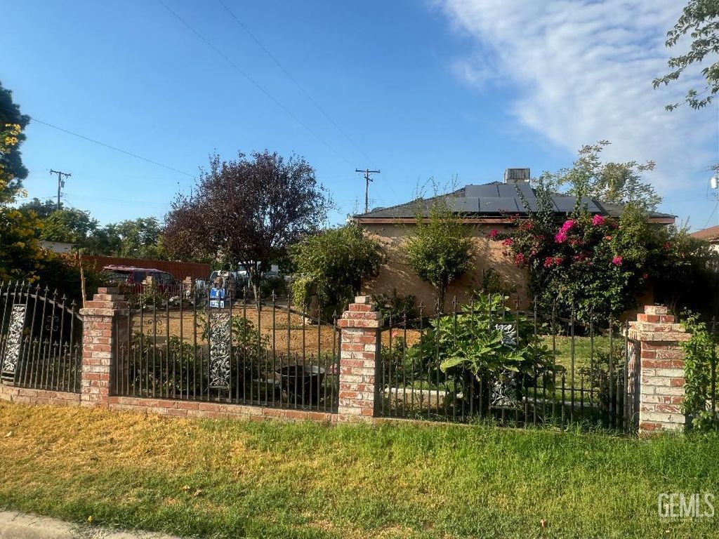 Photo of 1212 S F Street, Bakersfield, CA 93304 (MLS # 202510589)