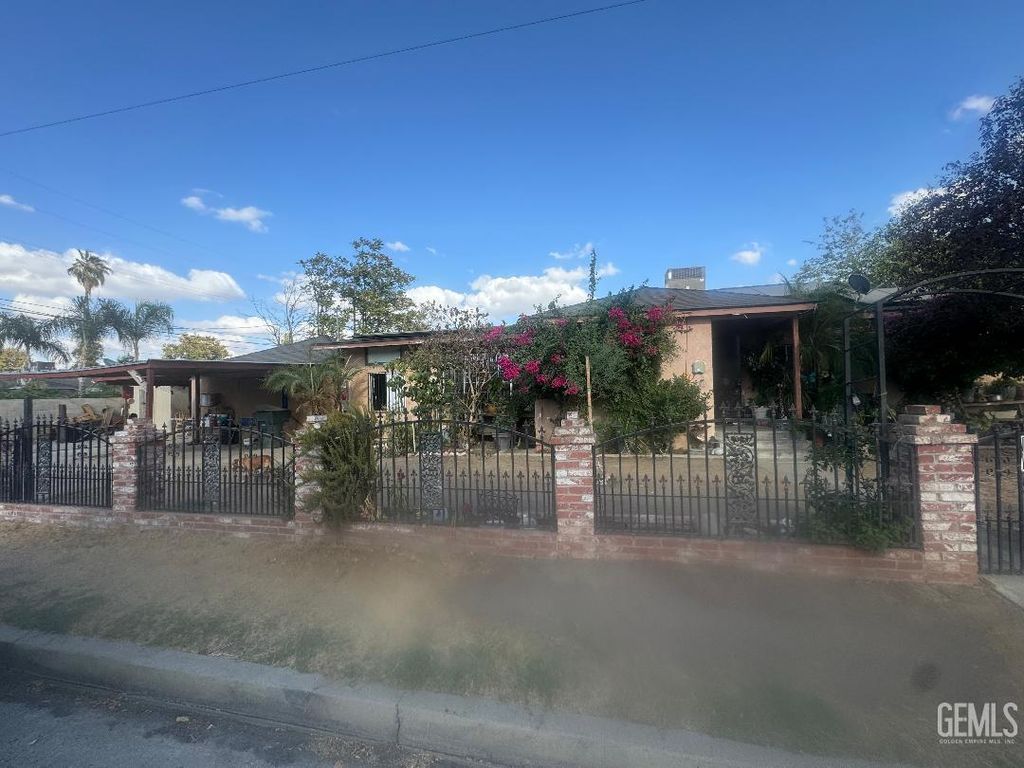 Photo of 1212 S F Street, Bakersfield, CA 93304 (MLS # 202510589)