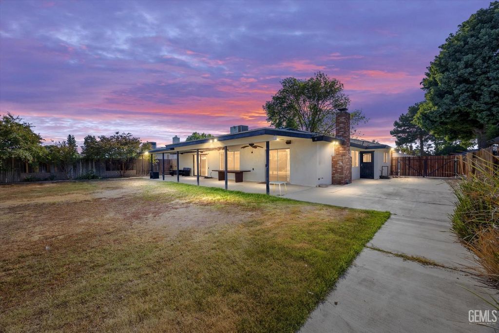Photo of 2504 Prestwick Court, Bakersfield, CA 93309 (MLS # 202511307)