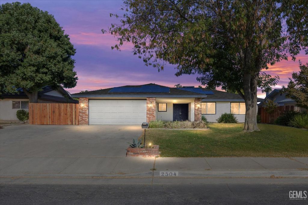 Photo of 2504 Prestwick Court, Bakersfield, CA 93309 (MLS # 202511307)