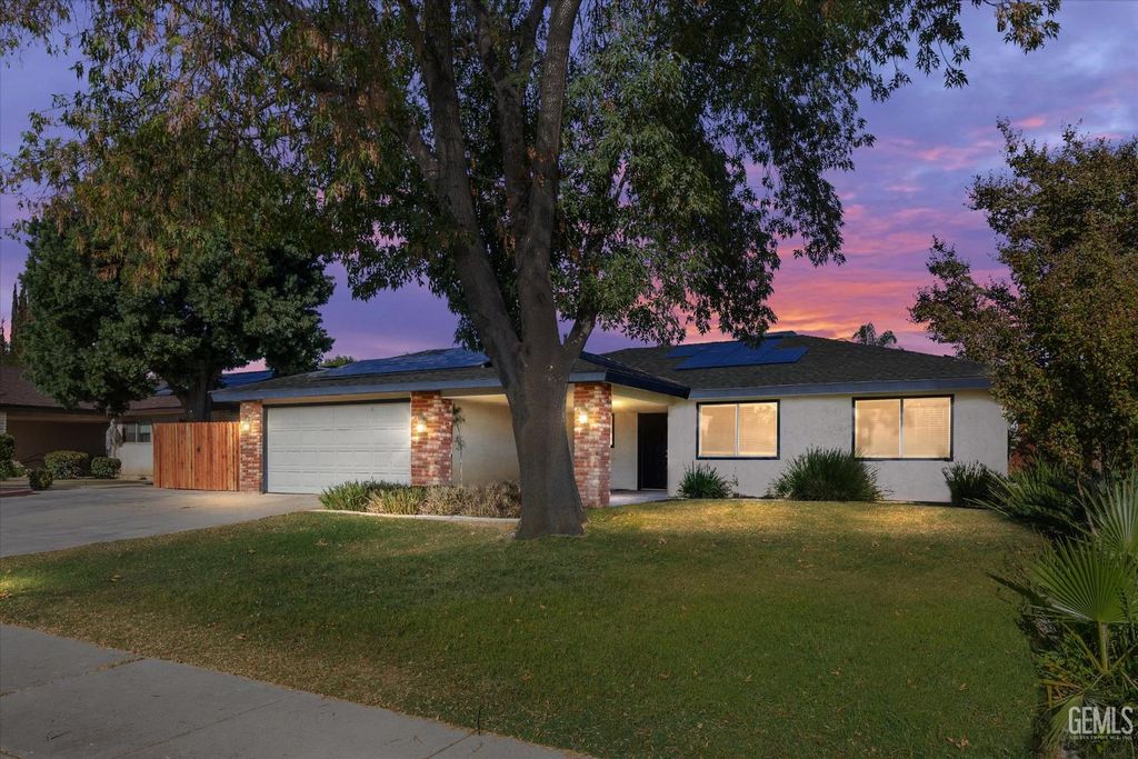 Photo of 2504 Prestwick Court, Bakersfield, CA 93309 (MLS # 202511307)