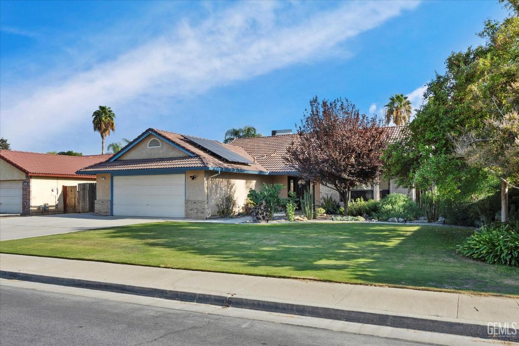 Photo of 9613 Bracken Oak Way, Bakersfield, CA 93311 (MLS # 202511070)