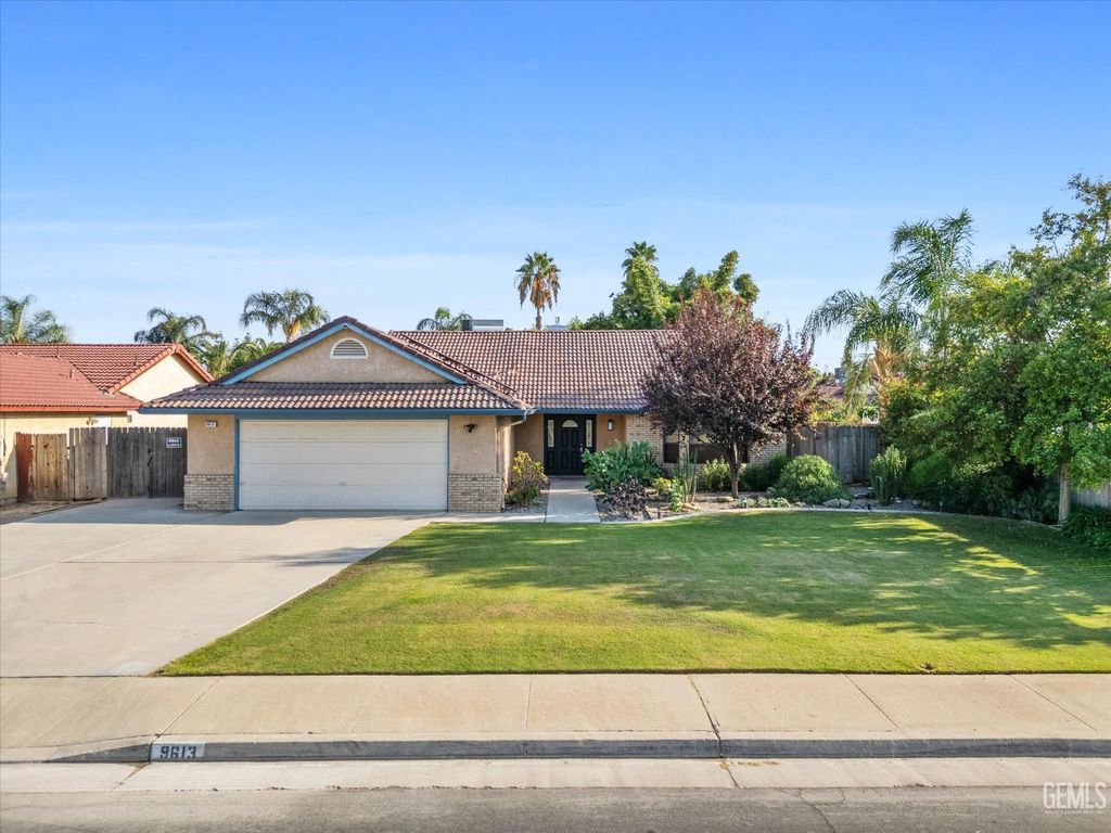 Photo of 9613 Bracken Oak Way, Bakersfield, CA 93311 (MLS # 202511070)