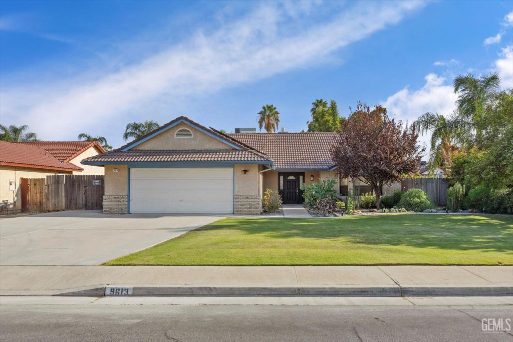 Photo of 9613 Bracken Oak Way, Bakersfield, CA 93311 (MLS # 202511070)