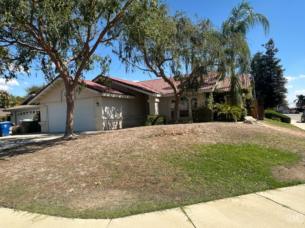 Photo of 2600 Loganberry Court, Bakersfield, CA 93308 (MLS # 202511292)