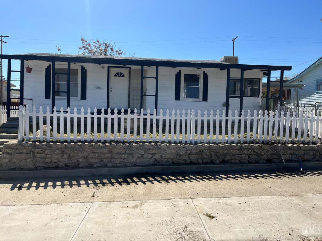 Photo of 301 D Street, Taft, CA 93268 (MLS # 202607696)