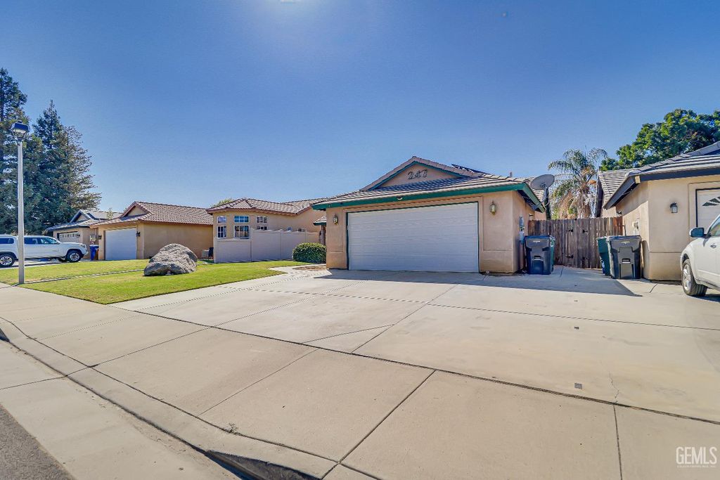 Photo of 247 Deep Creek Drive, Bakersfield, CA 93308 (MLS # 202511312)