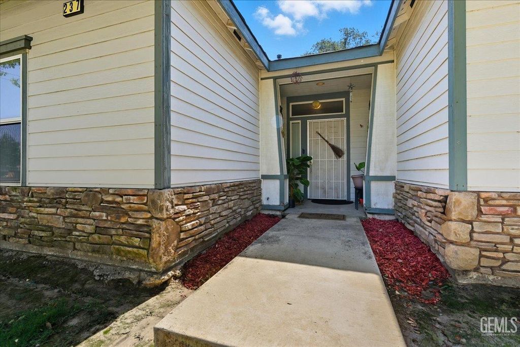 Photo of 237 W Tulare Avenue, Tulare, CA 93274 (MLS # 202511107)