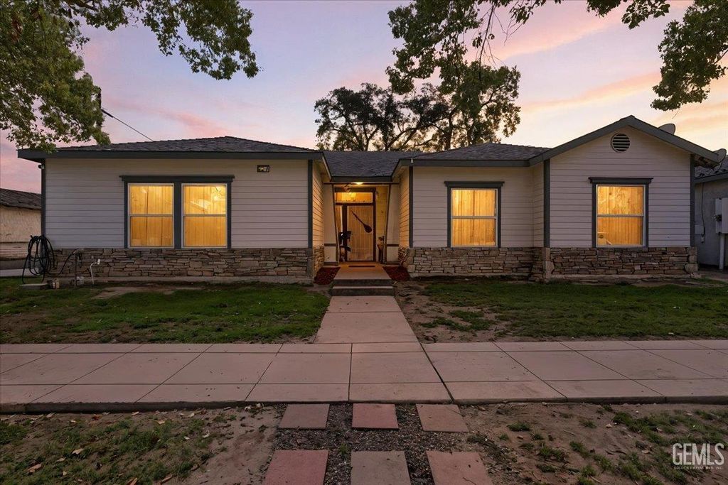 Photo of 237 W Tulare Avenue, Tulare, CA 93274 (MLS # 202511107)