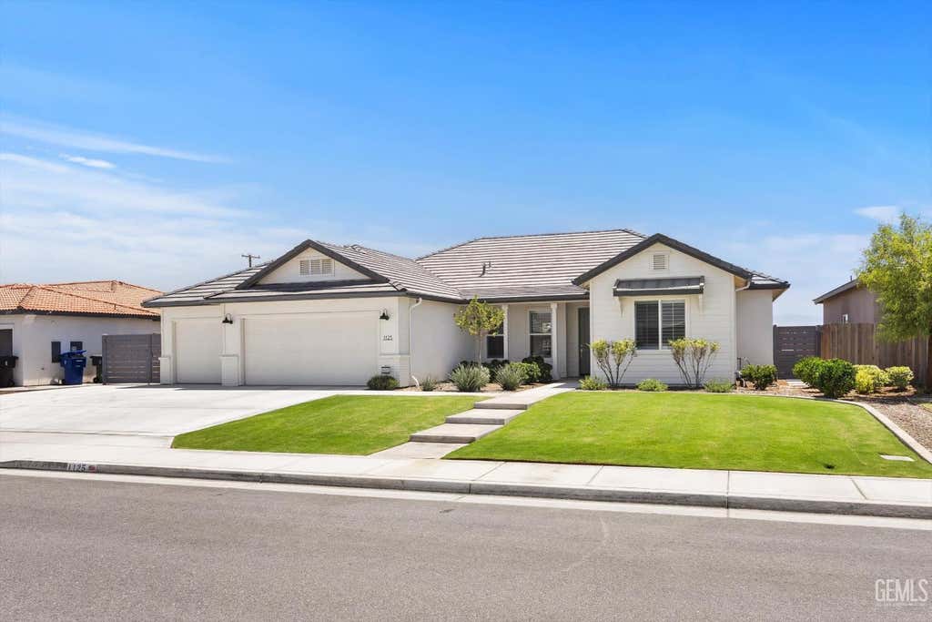 Photo of 1125 Brookline Lane, Bakersfield, CA 93314 (MLS # 202607889)