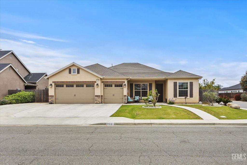 Photo of 9321 Riviera Del Sol Drive, Bakersfield, CA 93314 (MLS # 202603350)