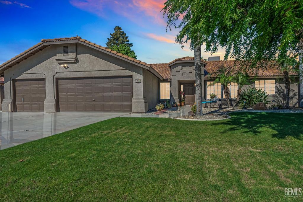 Photo of 601 Hidalgo Drive, Bakersfield, CA 93314 (MLS # 202603380)