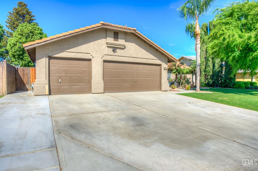 Photo of 601 Hidalgo Drive, Bakersfield, CA 93314 (MLS # 202603380)