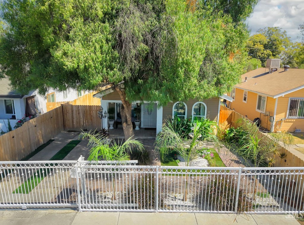Photo of 710 R Street, Bakersfield, CA 93304 (MLS # 202609857)