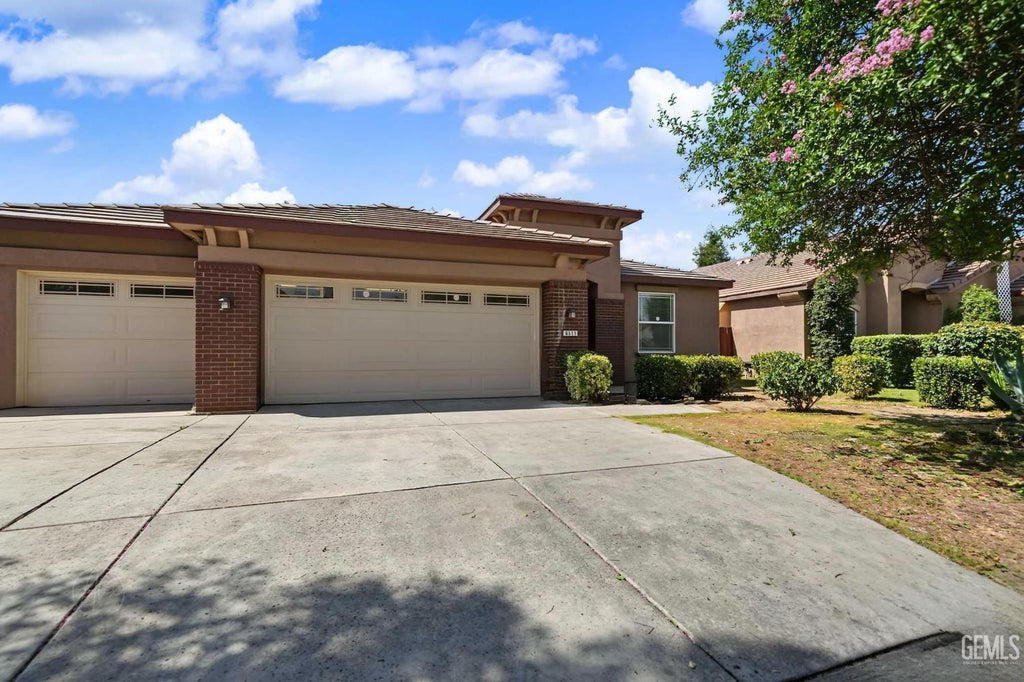 Photo of 6311 Star Sapphire Drive, Bakersfield, CA 93313 (MLS # 202608032)