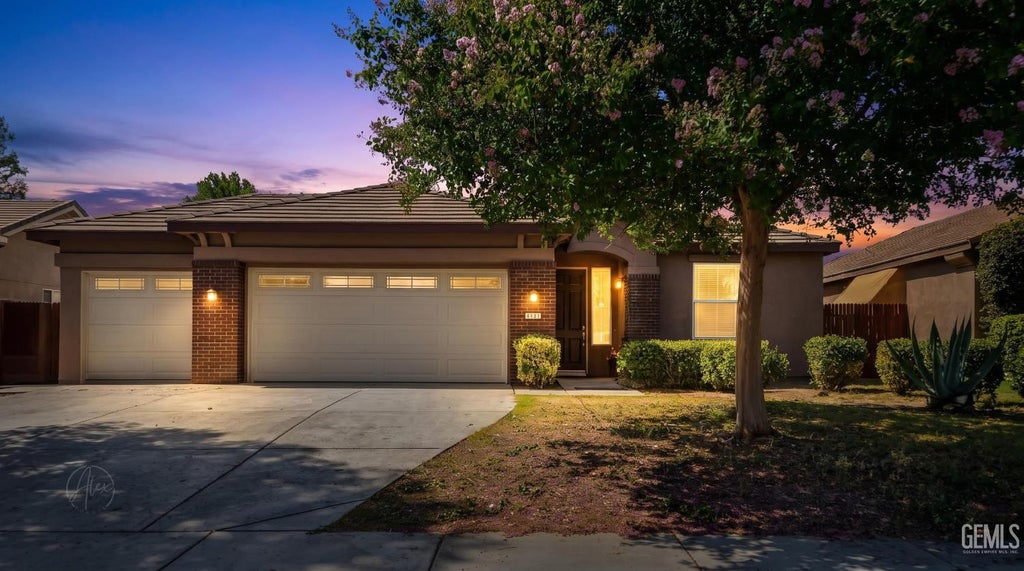 Photo of 6311 Star Sapphire Drive, Bakersfield, CA 93313 (MLS # 202608032)